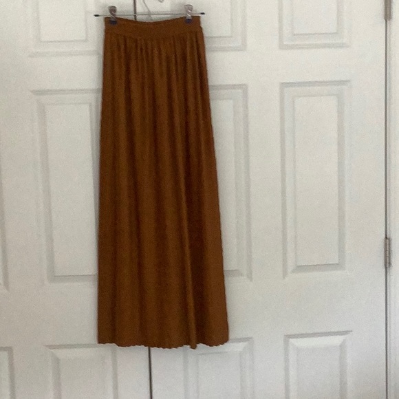 Flowy rust colored maxi skirt with elastic waist - Picture 2 of 2